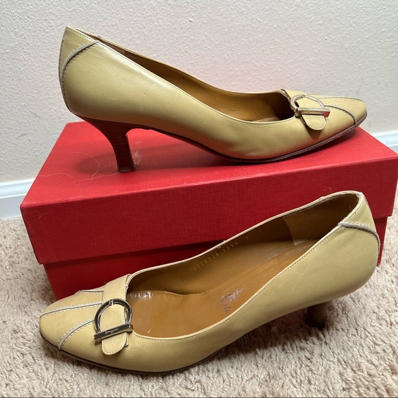 Vintage Salvatore Ferragamo 9B Kitten Heels Camel Beige - Picture 2 of 8